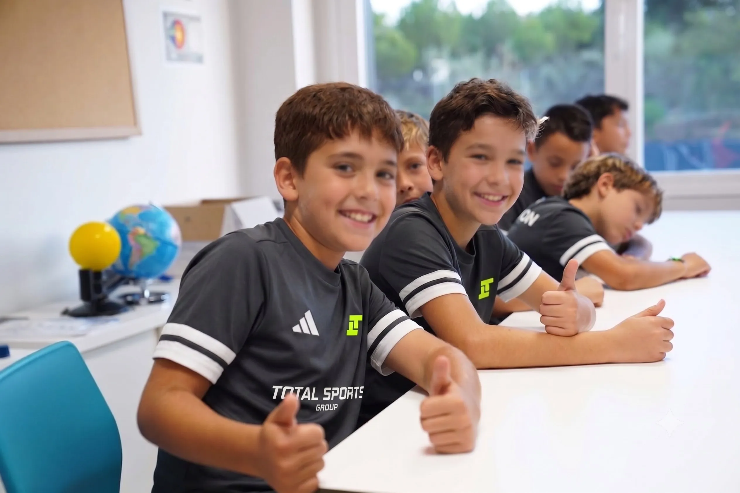 Alumnos con la equipación de Total Sports en clase