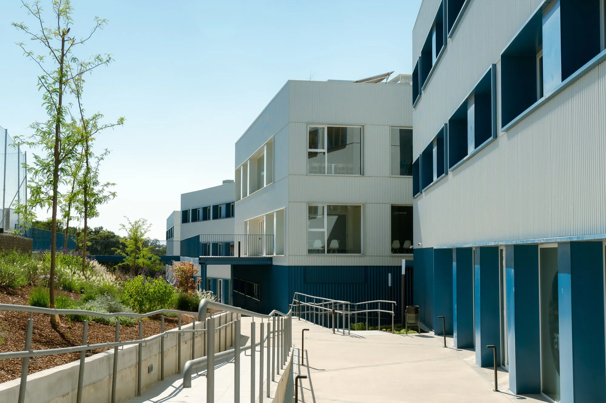El edificio académico y la residencia de ESC American School
