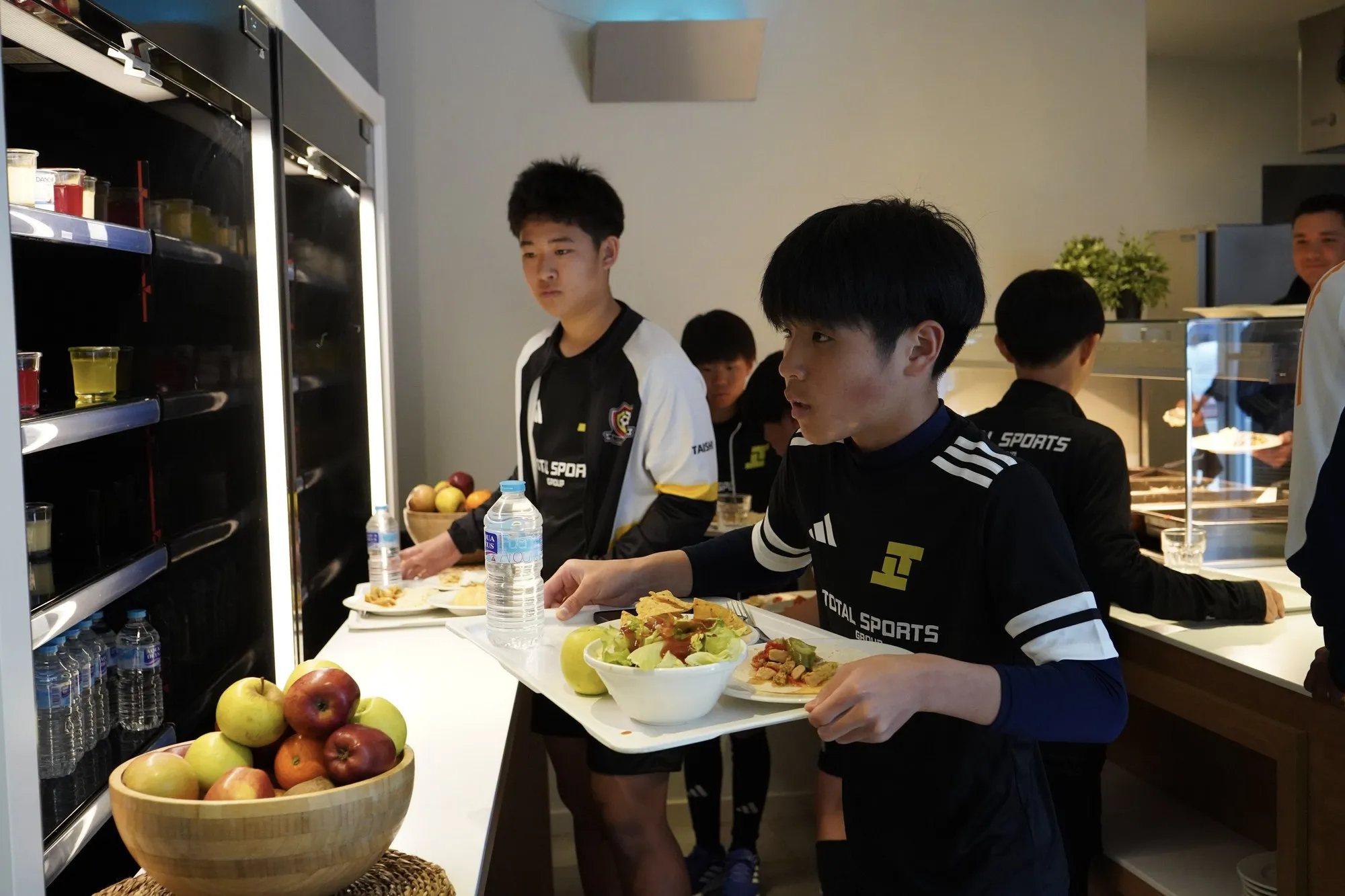 Alumnos recogiendo su comida en el comedor del campus