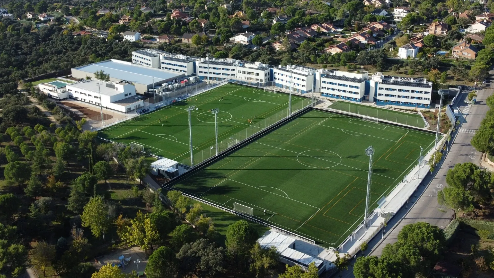 Vista aérea de los campos y los edificios del campus a las afueras de Madrid