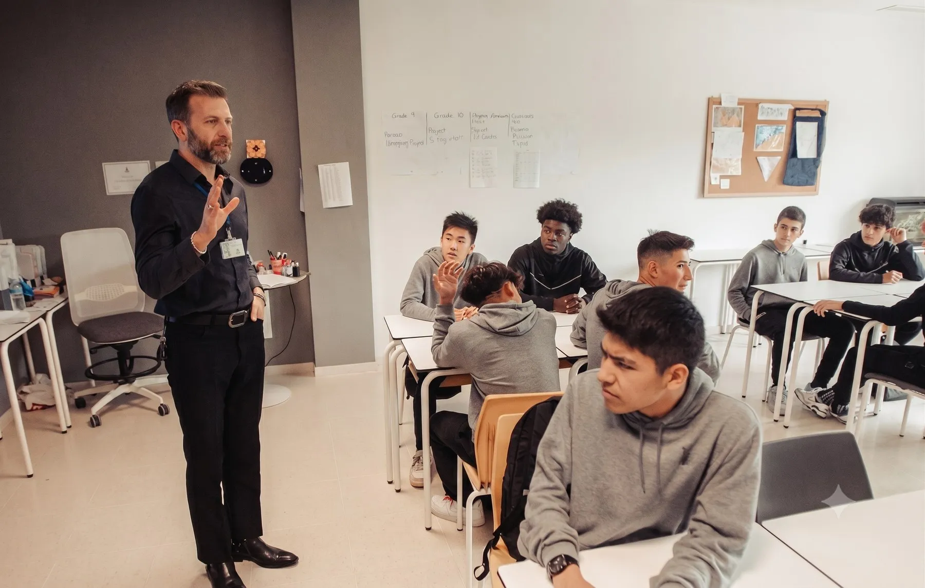 Un profesor dirigiéndose a los alumnos en un aula de ESC American School