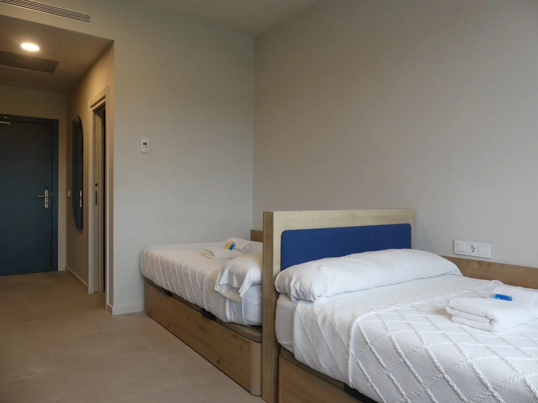 Habitación doble de la residencia de estudiantes supervisada del campus